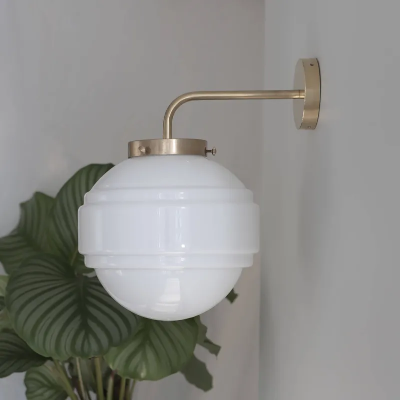 Wysoka jakość Embassy Interiors Szklana lampa ścienna / kinkiet Saturn biały z płaskim mocowaniem wys. 36,5 cm