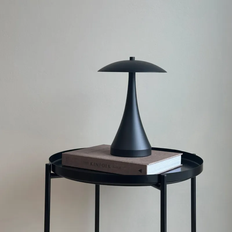 Metalowa lampa stołowa Vienna w klasycznym kolorze Super okazja
