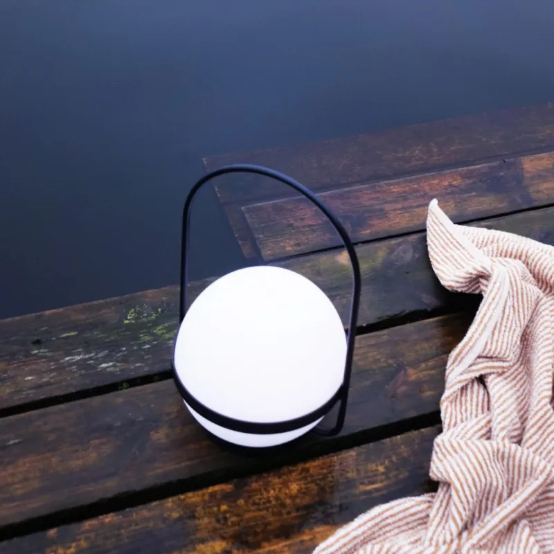 Kup teraz Przenośna lampa solarna Summer LED na czarnym stelażu